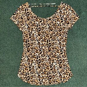No Boundaries Junior Leopard Print Pocket Scoop Short Sleeve Tee